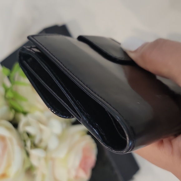 Authentic Gucci patent wallet - Picture 4 of 12